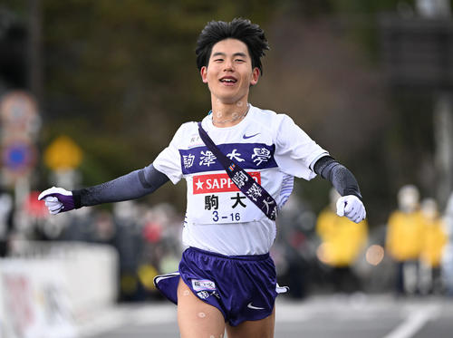 往路優勝を遂げ笑顔でゴールする駒大5区山川（撮影・滝沢徹郎）