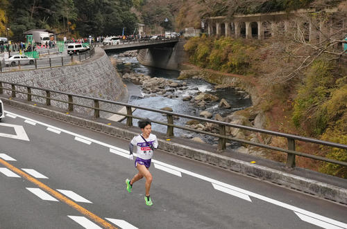 箱根町の早川を渡りゴールに向かう駒大5区山川（撮影・菅敏）