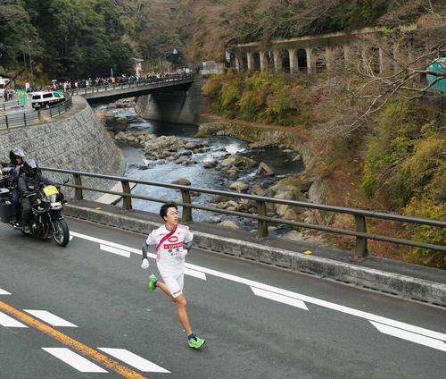 箱根町の早川を渡りゴールに向かう中大5区阿部（撮影・菅敏）
