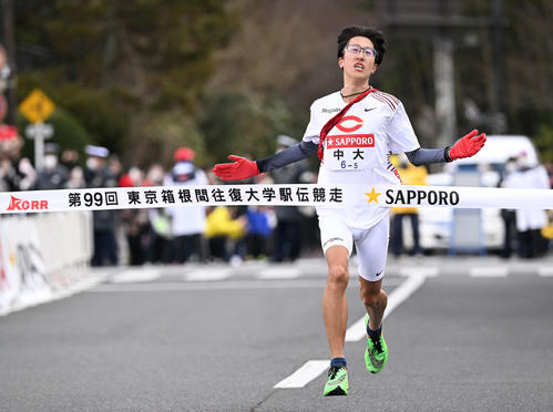 往路を2位でゴールする中大5区阿部（撮影・滝沢徹郎）