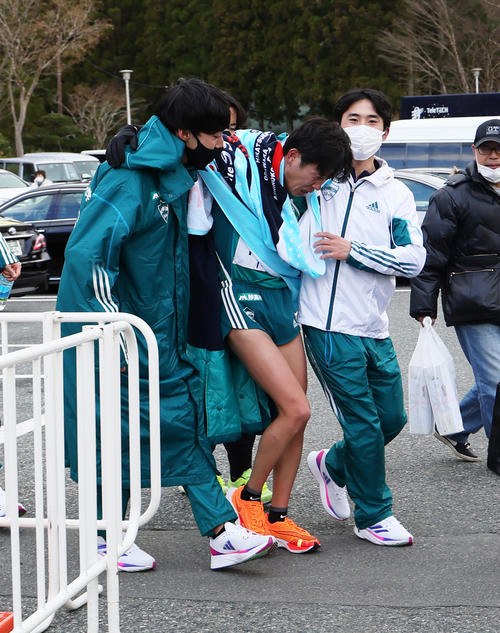 往路を3位でゴールした青学大5区脇田（中央）（撮影・足立雅史）