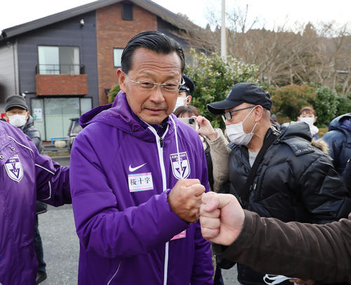 往路優勝し、沿道のファンとグータッチする駒大・大八木監督（撮影・足立雅史）