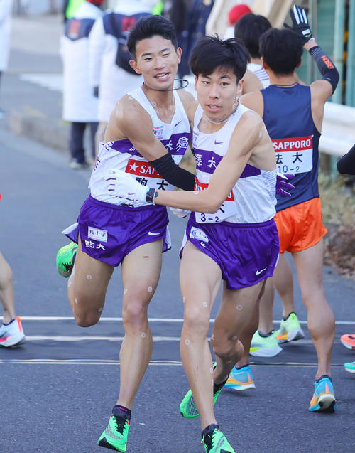 駒大1区円は2区田沢にたすきをつなぐ（撮影・野上伸悟）