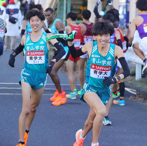 青学大1区目片（左）から2区近藤にたすきがつながる（撮影・野上伸悟）