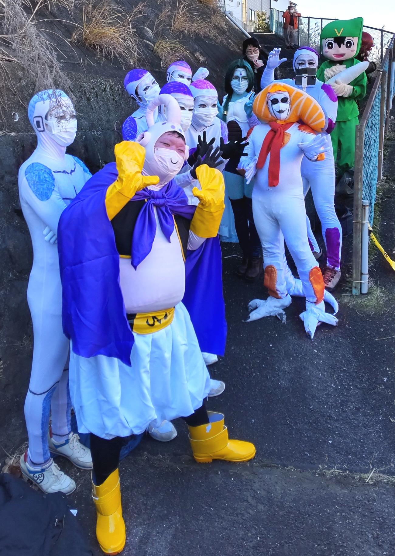 選手全員が走り去った後、フリーザ軍団は3年ぶりの再会を祝してポーズをとって写真におさまった（撮影・寺沢卓）