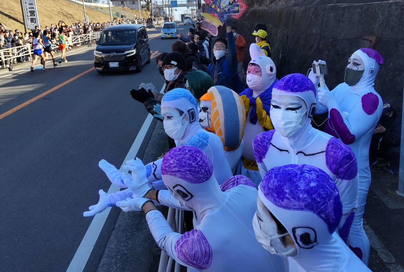 つばぜり合いを展開する選手らには手のひらに意識を集中させて、念のようなものを送っていた（撮影・寺沢卓）