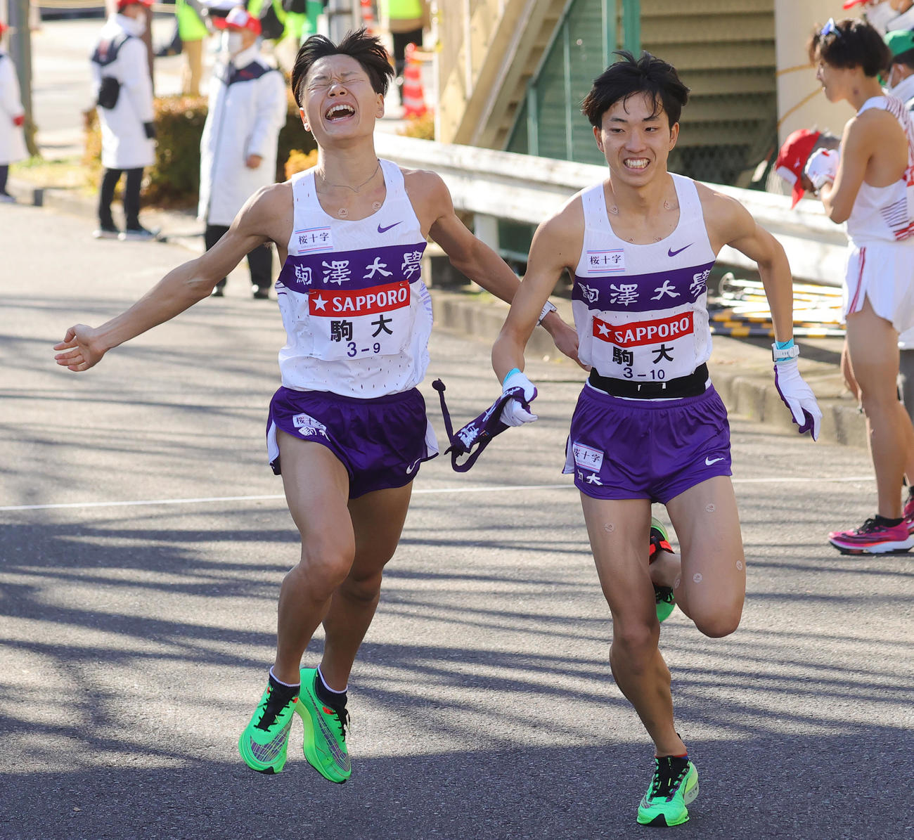 駒大9区山野（左）から10区青柳にたすきがつながれる（撮影・野上伸悟）
