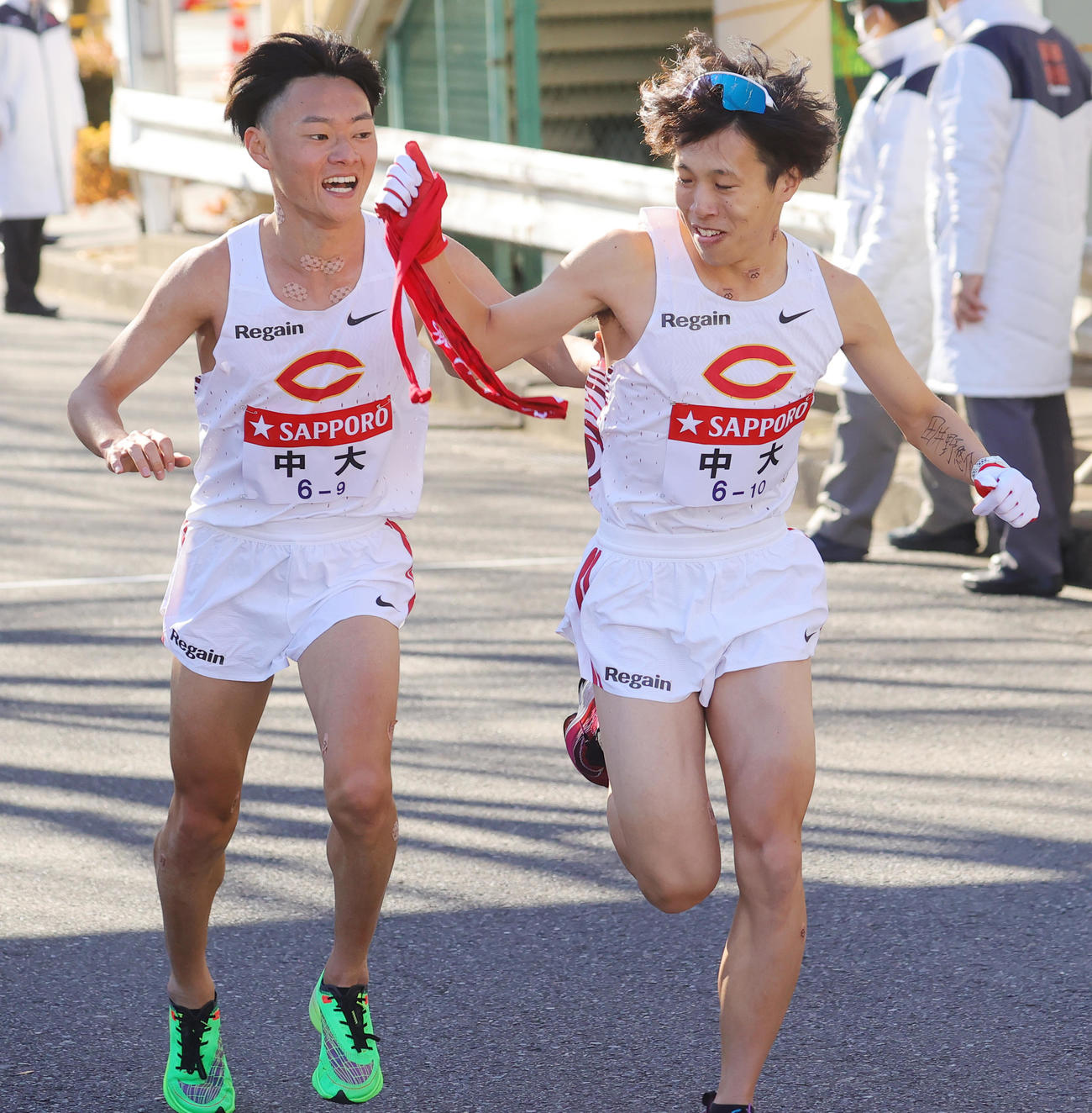 中大9区湯浅から10区助川にたすきがつながれる（撮影・野上伸悟）