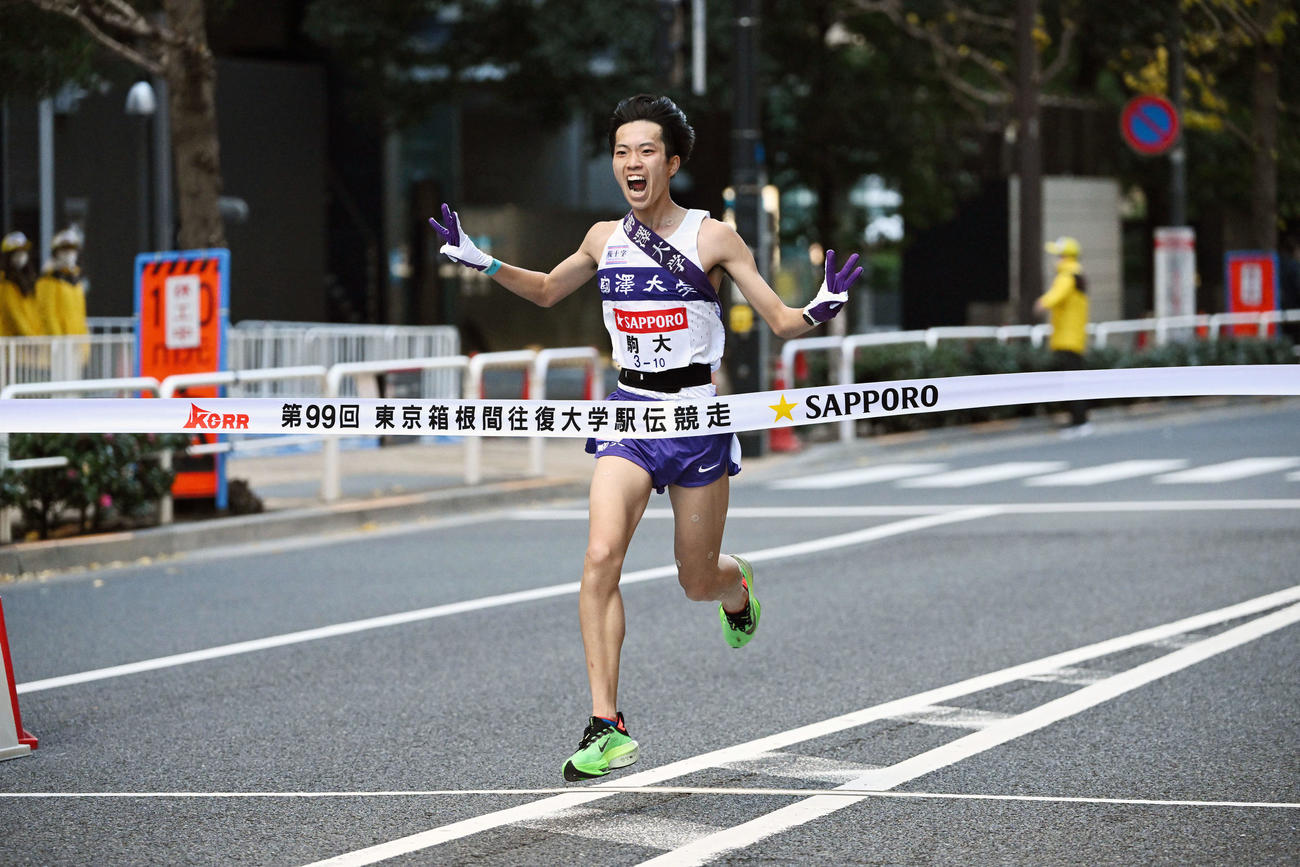 総合優勝を遂げゴールする駒大10区青柿（撮影・滝沢徹郎）