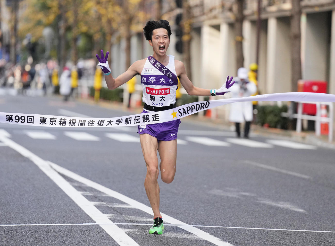 総合優勝を果たし、指で3と作りゴールする駒大10区青柿（撮影・菅敏）
