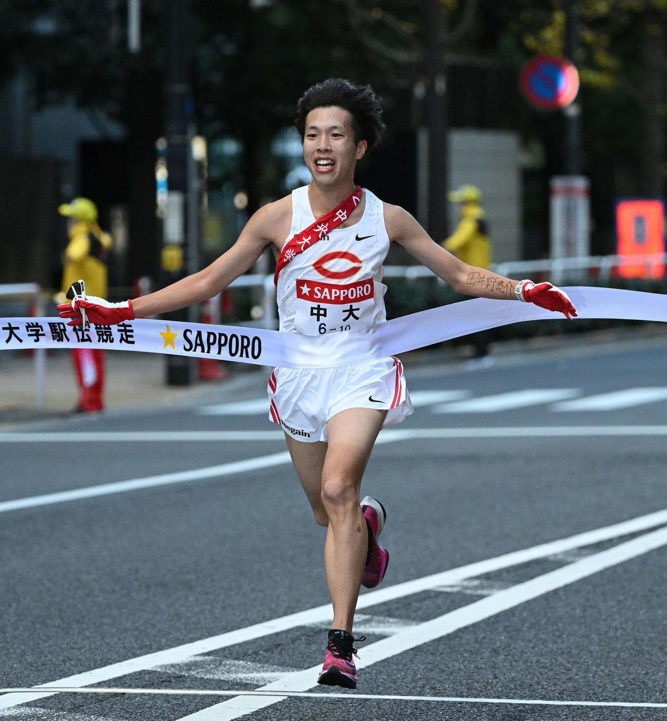 総合準優勝でゴールする中大10区助川（撮影・滝沢徹郎）