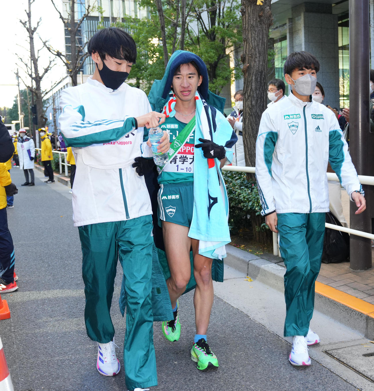 3位でゴールし、引き上げる青学大10区中倉（撮影・菅敏）