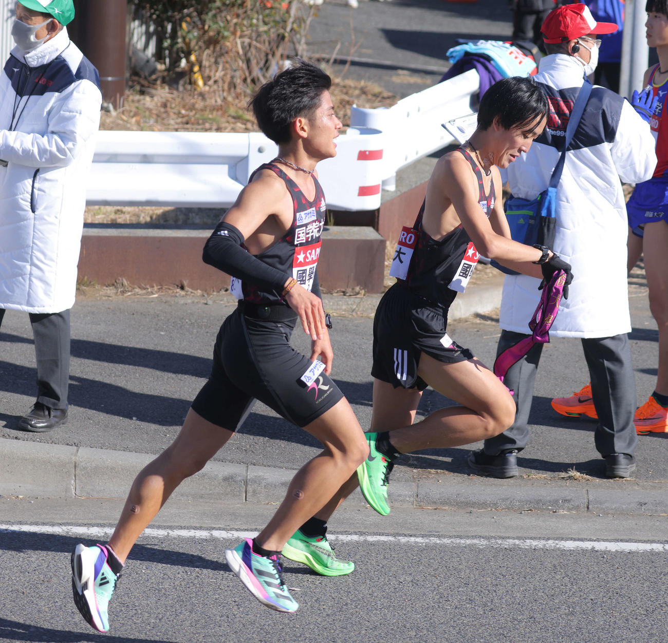 平塚中継所、3位でたすきをつなぐ国学院大7区上原と8区高山（撮影・河田真司）