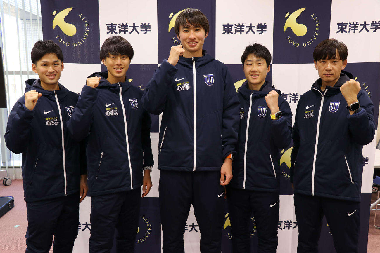 写真左から東洋大駅伝チームの梅崎、石田、前田主将、柏、酒井監督（東洋大提供）