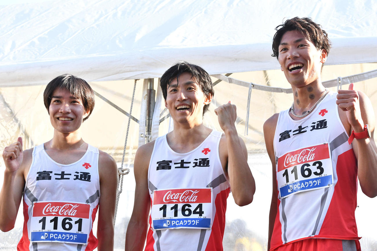 富士通の登録メンバー。左から塩尻和也、松枝博輝、坂東悠太