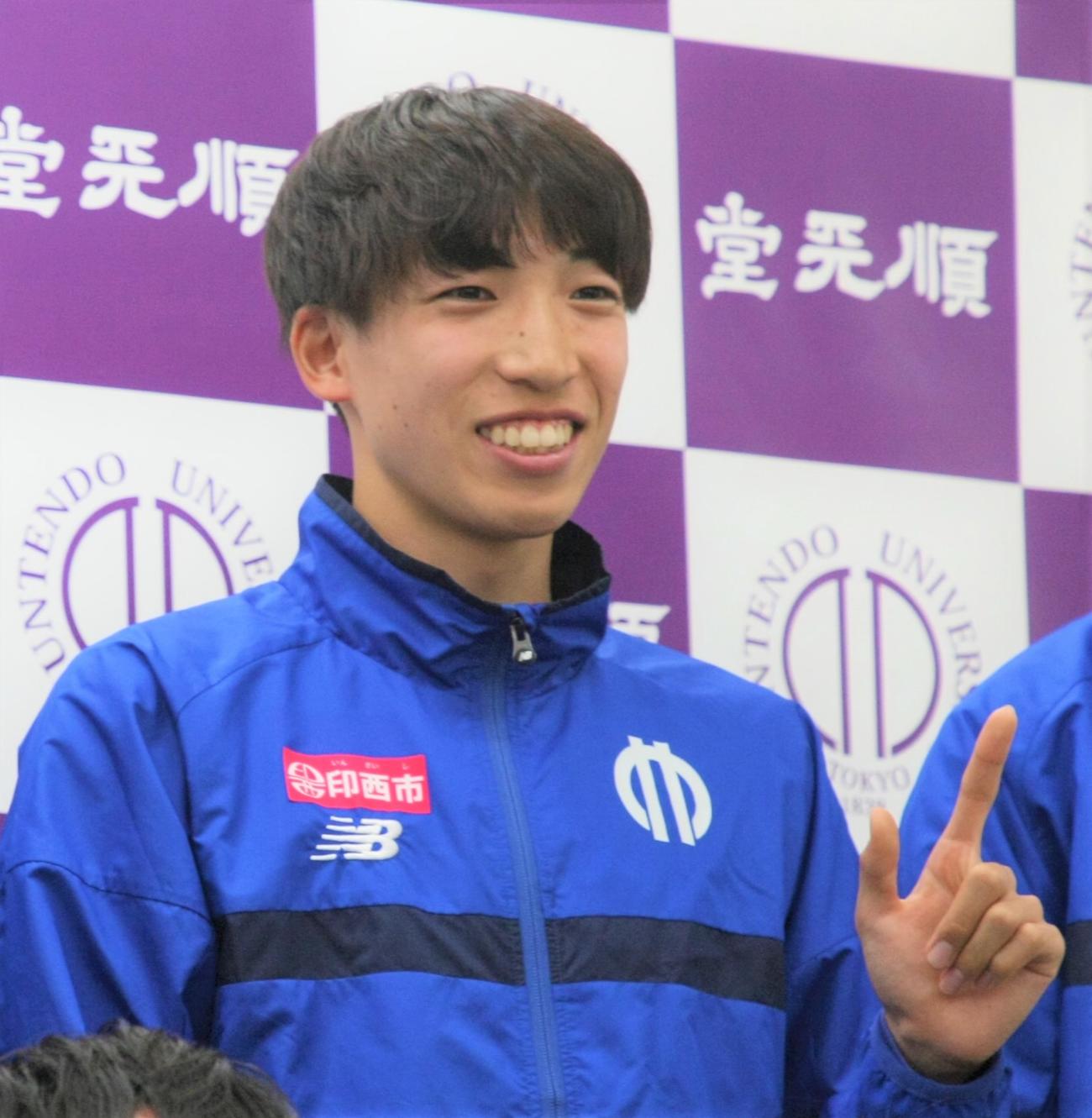 共同取材会でポーズを取る順大・三浦龍司（2022年12月13日撮影）