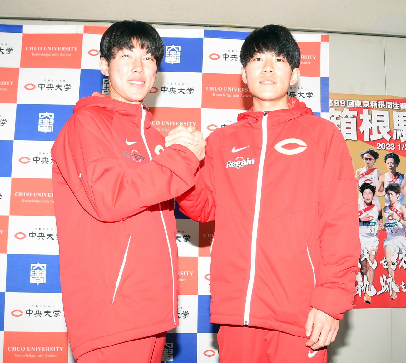 兄弟で箱根駅伝のエントリーメンバーに入った中大・吉居大和（右）と弟・駿恭（2022年12月16日撮影）