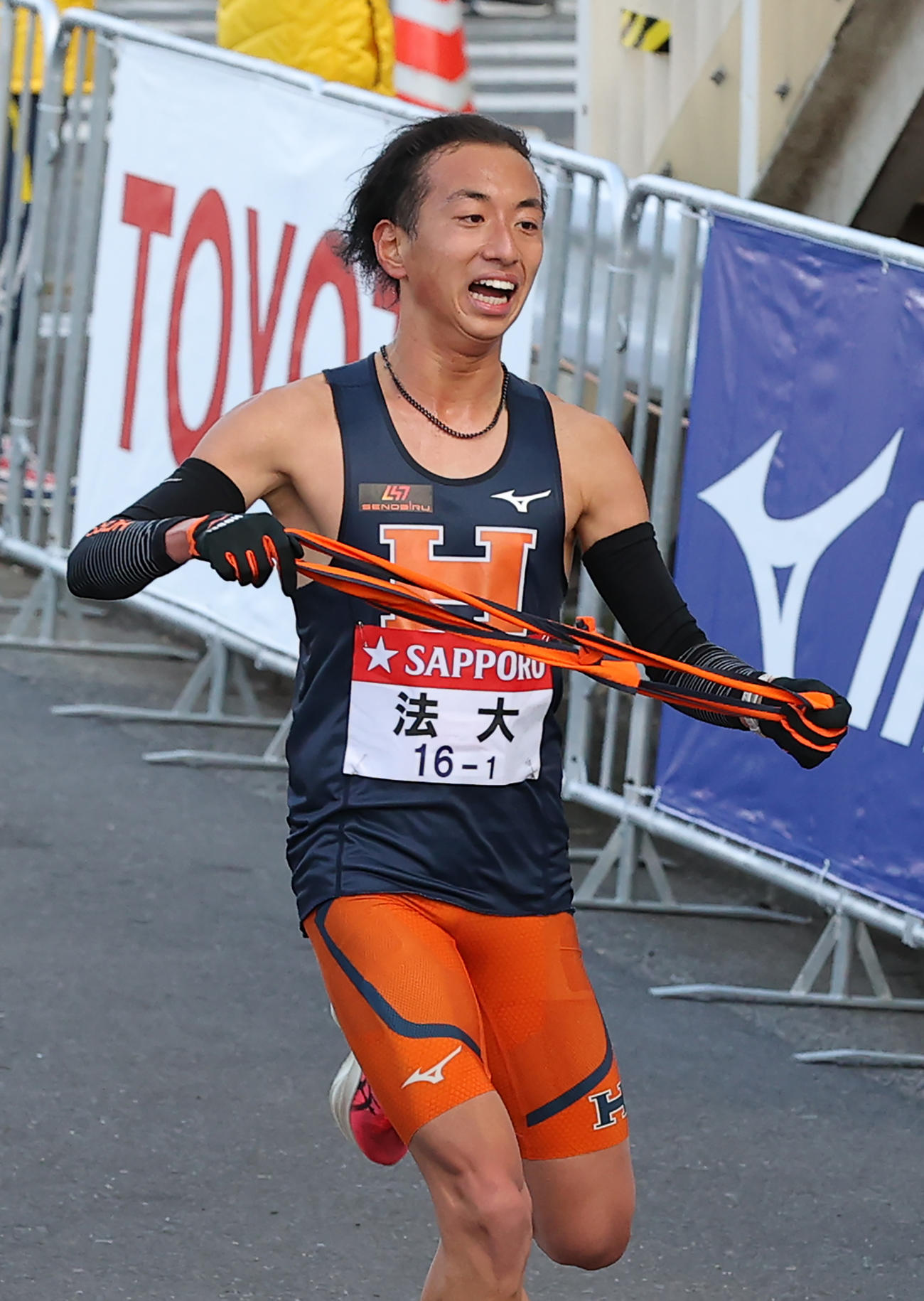 第98回箱根駅伝、9位でたすきをつなぐ法大1区内田隼太（2022年1月2日撮影）