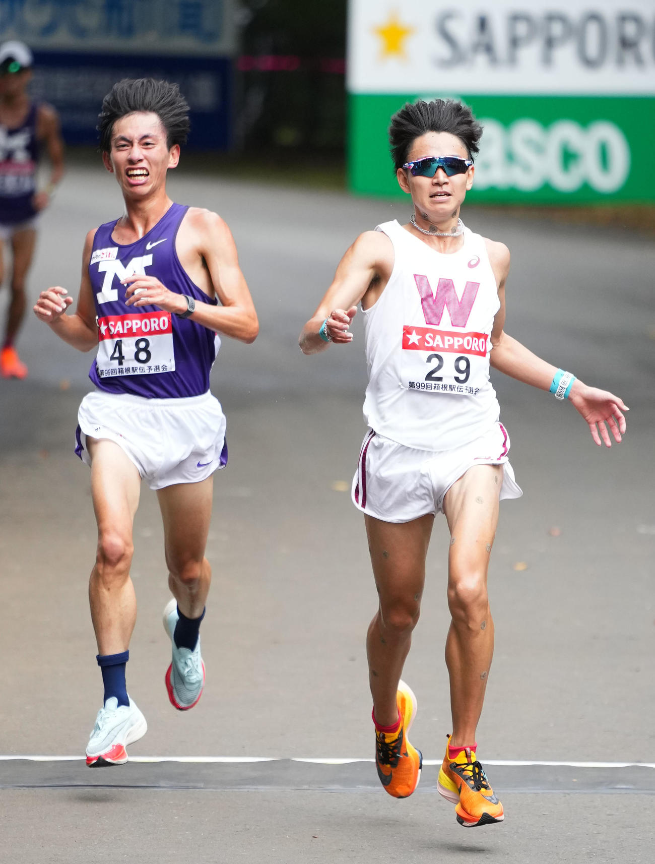 第99回箱根駅伝予選会　ゴールする早大・井川龍人（右）（2022年10月15日撮影）