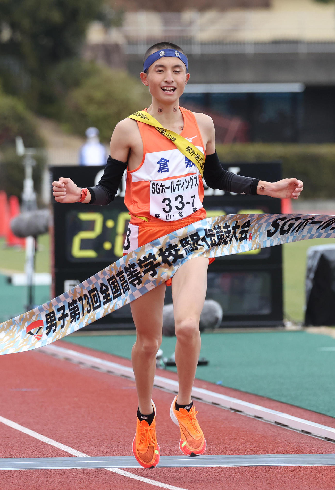全国高校駅伝・男子　大会新記録で優勝を決めて両手を広げてゴールする倉敷アンカー檜垣蒼（撮影・白石智彦）