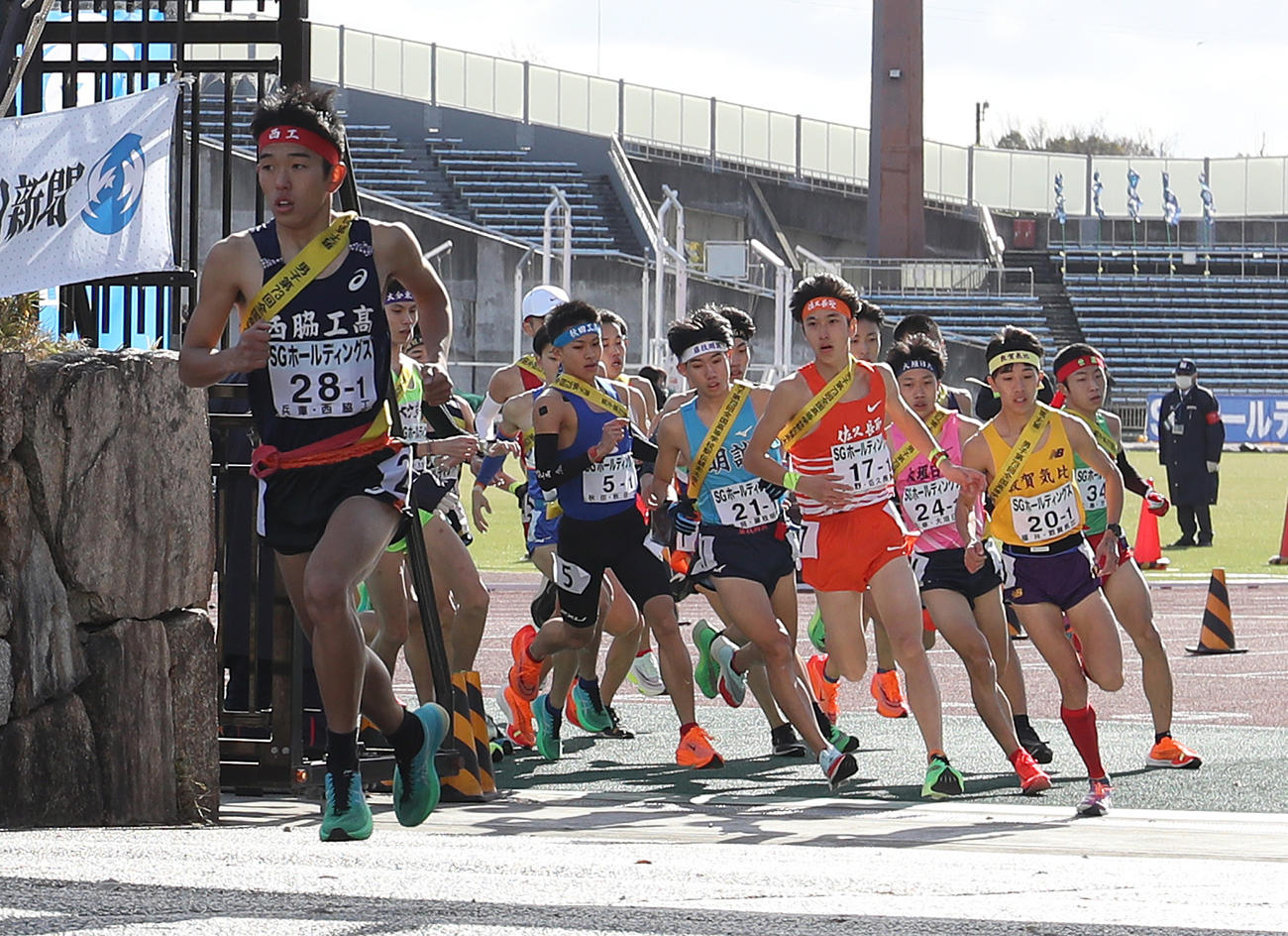 全国高校駅伝・男子　先頭で競技場を飛び出す西脇工1区のランナー長嶋幸宝（左）（撮影・白石智彦）