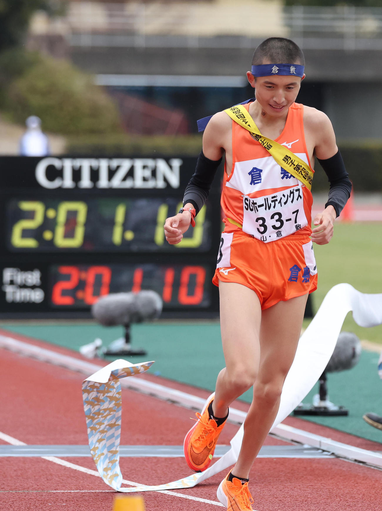 全国高校駅伝・男子　大会新記録で優勝を決めてゴールする倉敷アンカー檜垣蒼（撮影・白石智彦）