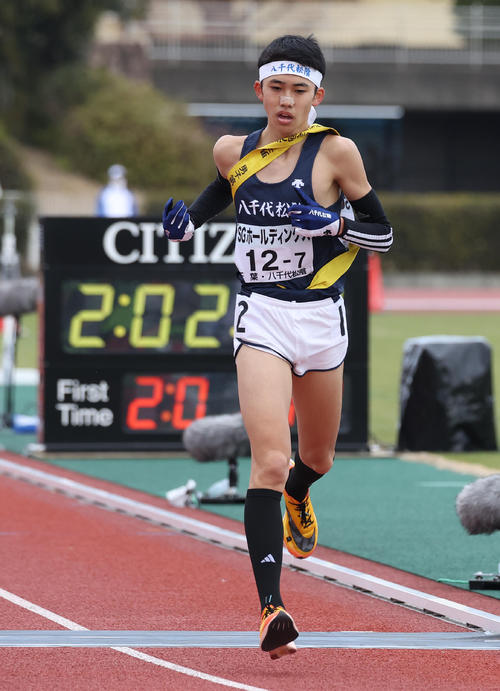 全国高校駅伝・男子　3位でゴールする八千代松陰アンカー田中愛睦（撮影・白石智彦）