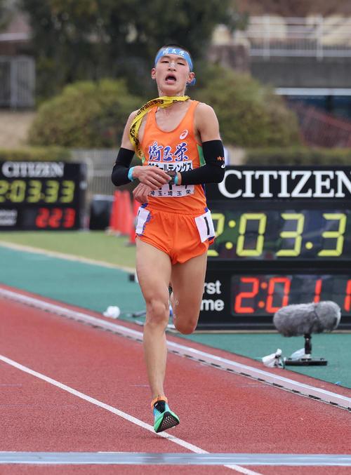 全国高校駅伝・男子　4位でゴールする埼玉栄アンカー吉田蔵之介（撮影・白石智彦）