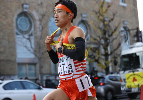 佐久長聖2区浜口からたすきを受け走り出す3区吉岡（撮影・上山淳一）