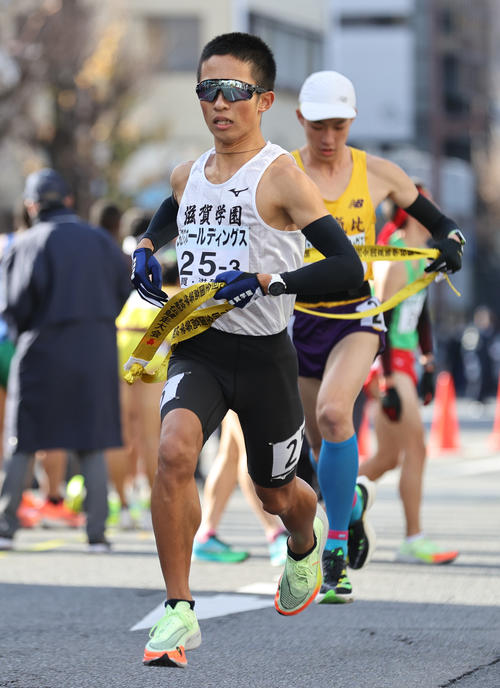滋賀学園3区安原（手前）はたすきを受け取り走り出す（撮影・上山淳一）