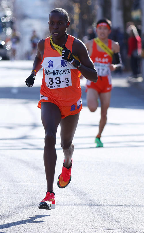 3区、佐久長聖の吉岡大翔（右）を突き放す倉敷のサムエル・キバティ