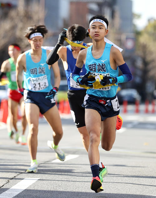 藤枝明誠3区木村（手前）は2区水野からたすきを受け取り走り出す（撮影・上山淳一）