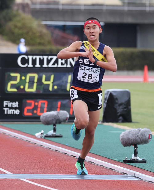 全国高校駅伝・男子　ポーズを決めながら6位でゴールする西脇工アンカー上田翔大（撮影・白石智彦）