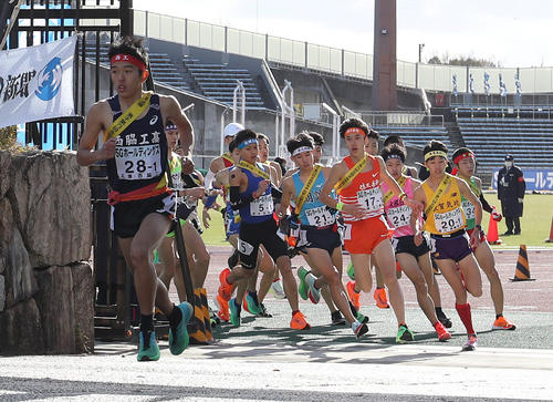 全国高校駅伝・男子　先頭で競技場を飛び出す西脇工1区のランナー長嶋幸宝（左）（撮影・白石智彦）
