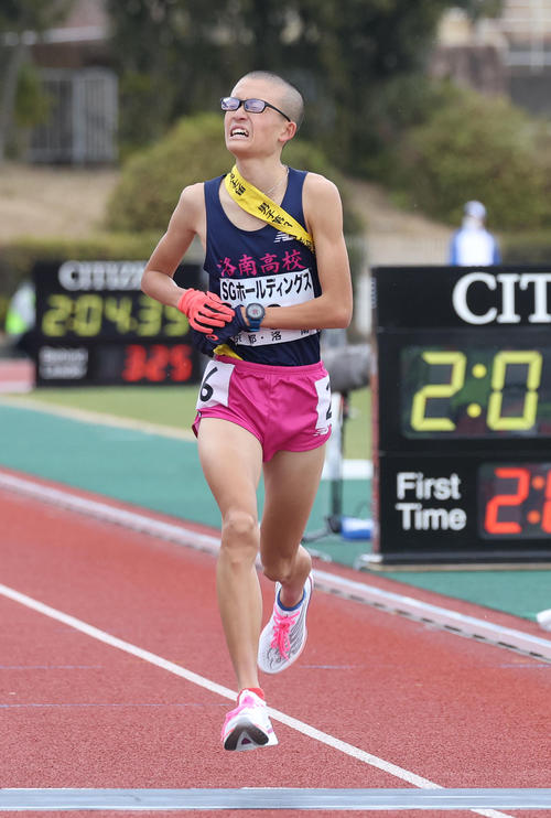 全国高校駅伝・男子　7位でゴールする洛南アンカー西沢マハロ（撮影・白石智彦）