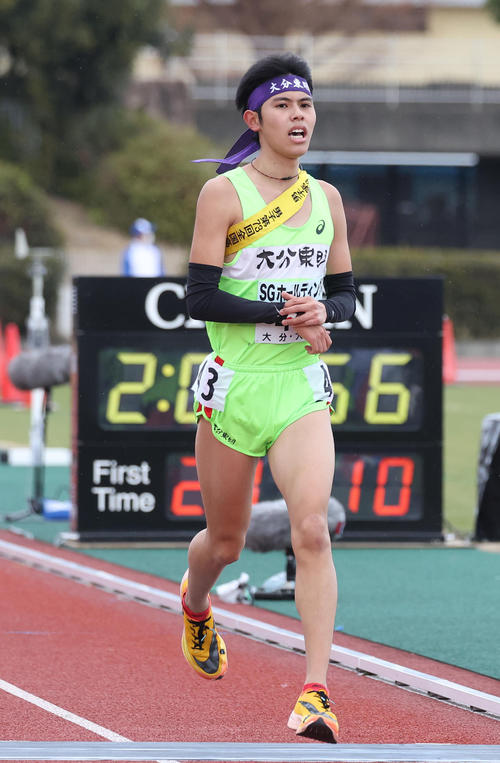 全国高校駅伝・男子　9位でゴールする大分東明アンカー荒尾波瑠（撮影・白石智彦）