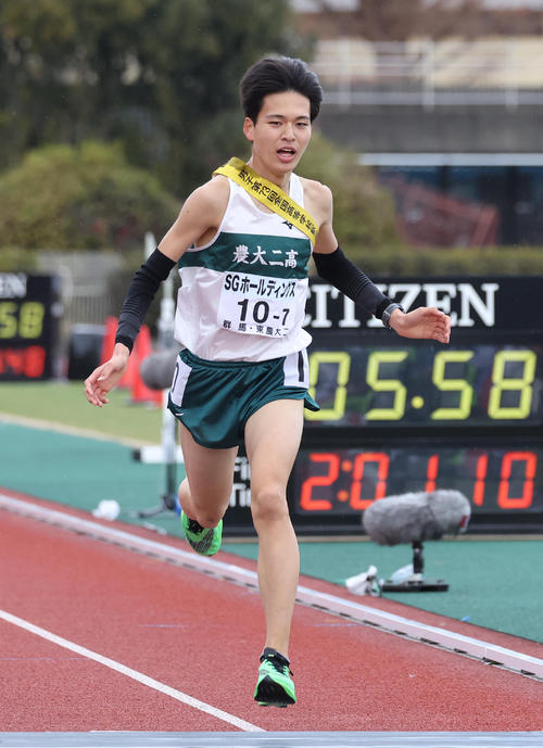 全国高校駅伝・男子　10位でゴールする東農大二アンカー町田陽太（撮影・白石智彦）