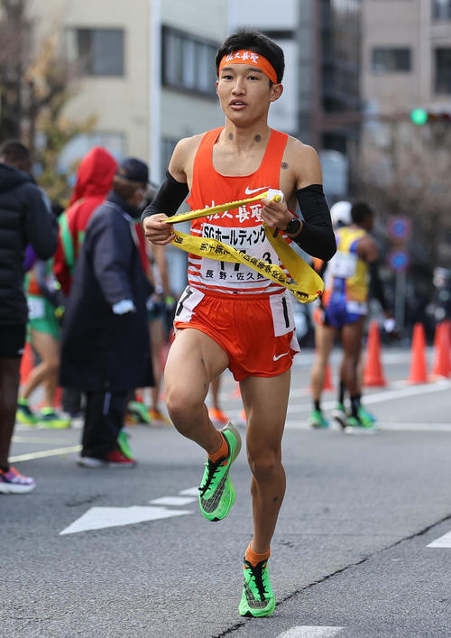 佐久長聖3区吉岡はたすきを受け走り出す（撮影・上山淳一）