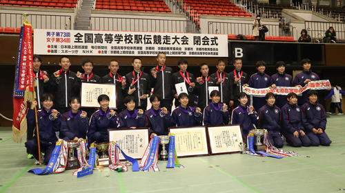 全国高校駅伝　記念撮影に納まる長野県勢の佐久長聖と長野東の選手たち（撮影・白石智彦）