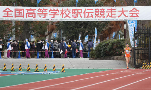 全国高校駅伝・男子　先頭で競技場に戻る倉敷アンカー檜垣蒼（撮影・白石智彦）