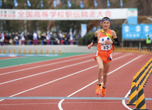 全国高校駅伝・男子　先頭で競技場に戻りトラックを走る倉敷アンカー檜垣蒼（撮影・白石智彦）