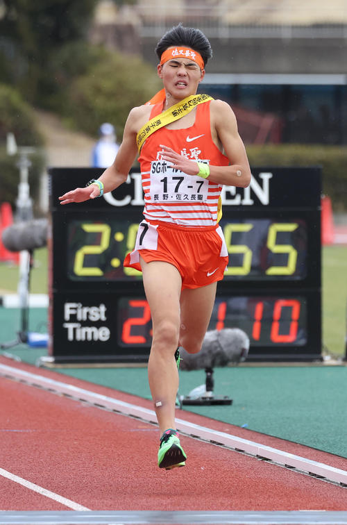 全国高校駅伝・男子　2位でゴールする佐久長聖アンカー松尾悠登（撮影・白石智彦）