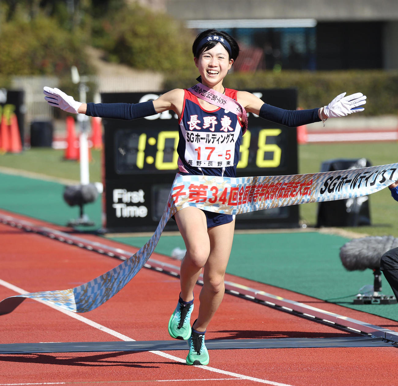 全国高校駅伝・女子　初優勝を決めて笑顔で両手を広げてゴールする長野東アンカー村岡美玖（撮影・白石智彦）