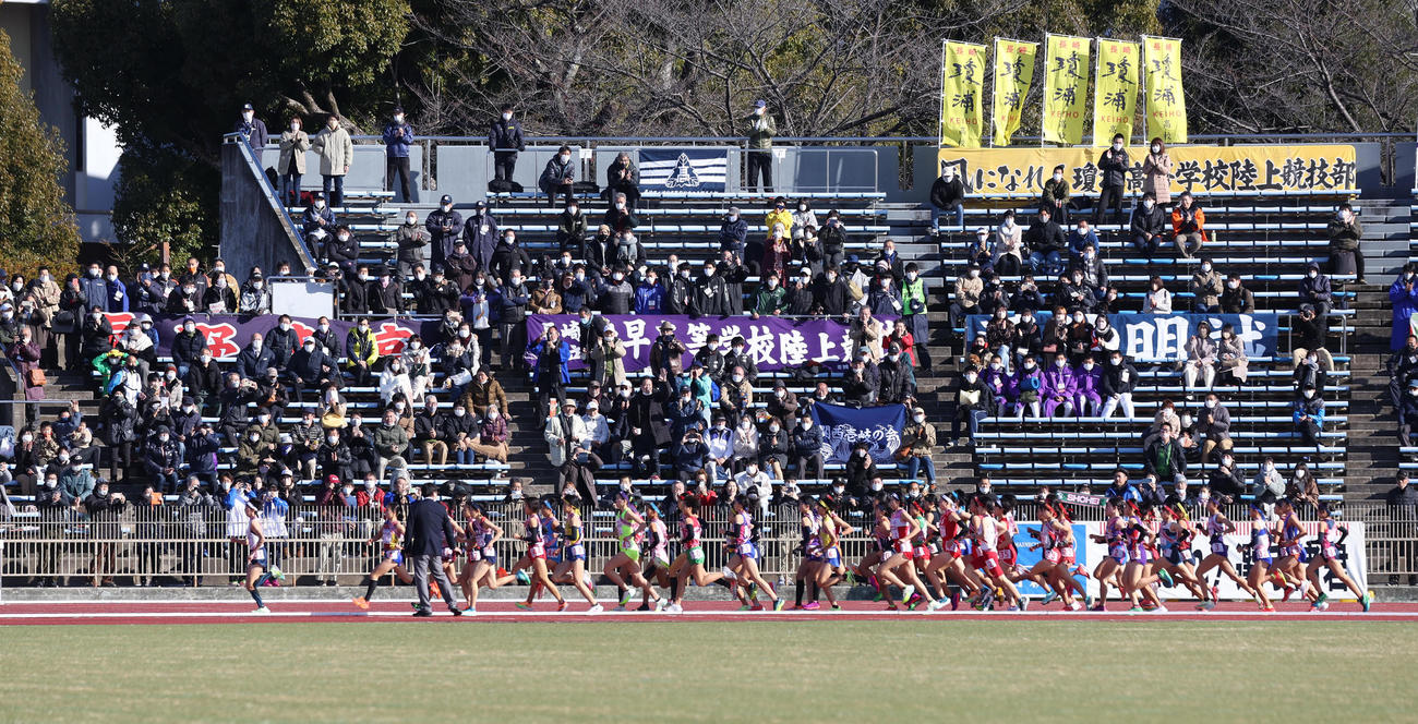 スタートしてトラックを走る女子1区の選手たち（撮影・白石智彦）