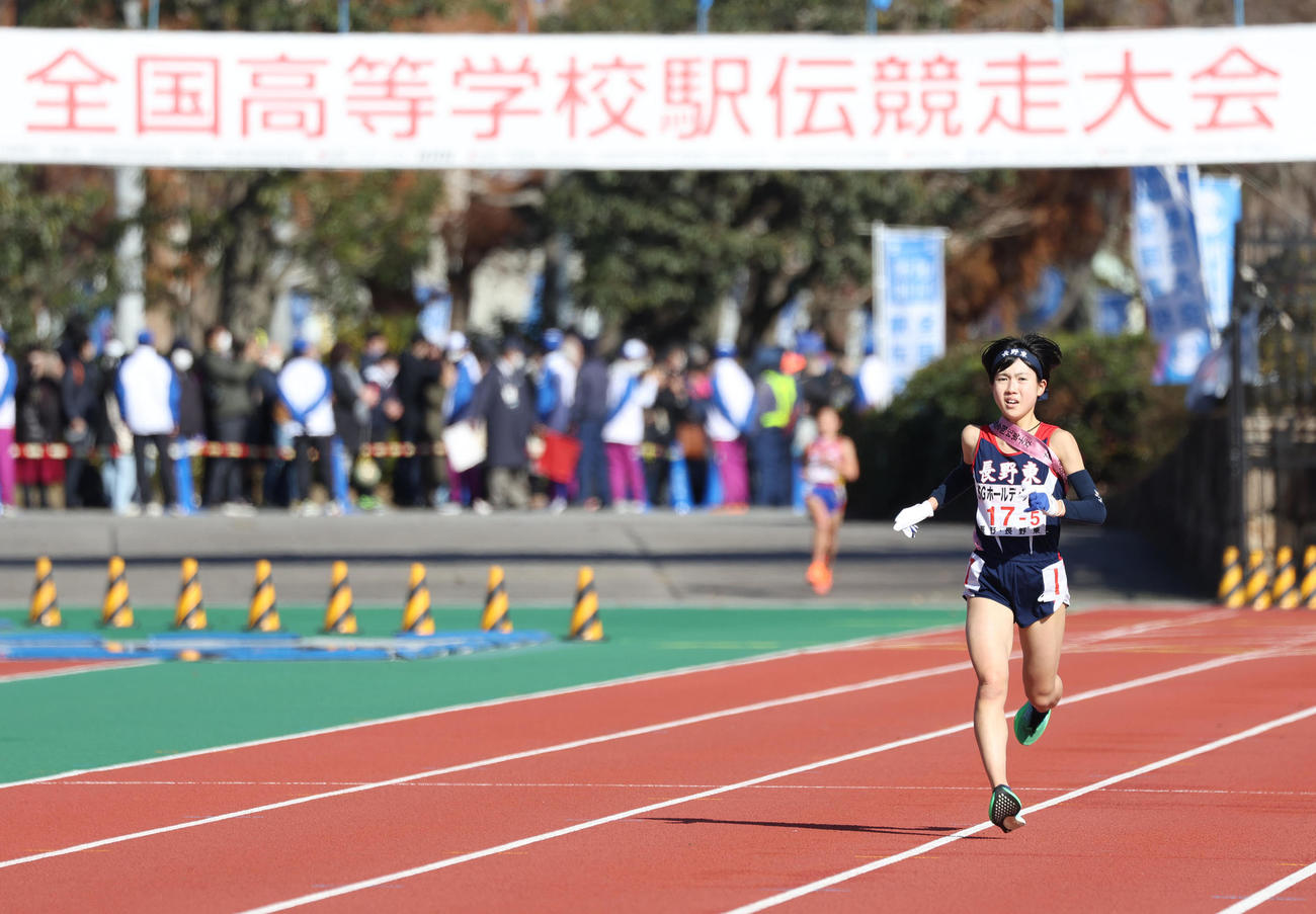 全国高校駅伝・女子　先頭で競技場に戻ってきた長野東アンカー村岡美玖（撮影・白石智彦）