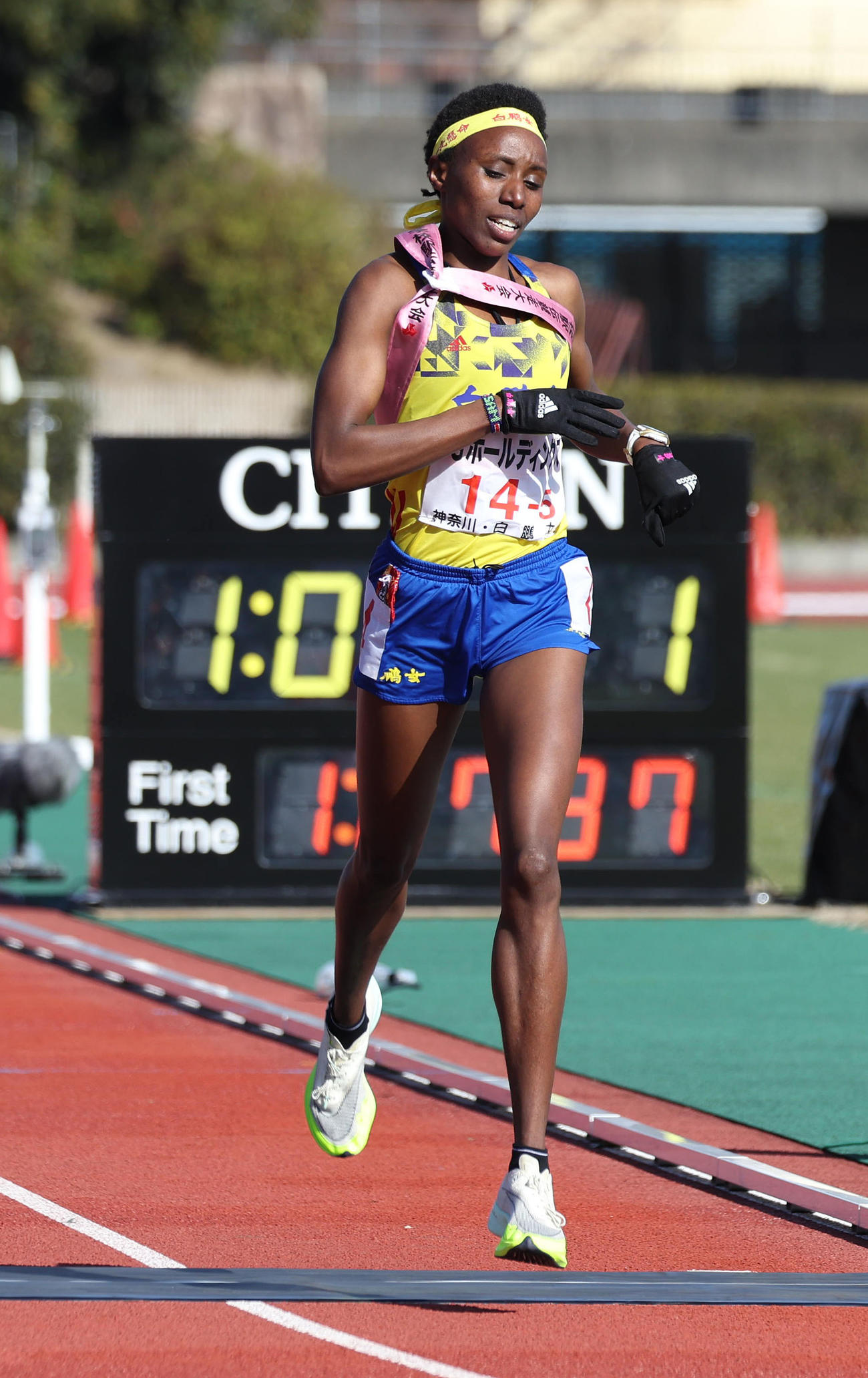全国高校駅伝・女子　5位でゴールする白鵬女アンカージェシンタ・ニョカビ（撮影・白石智彦）