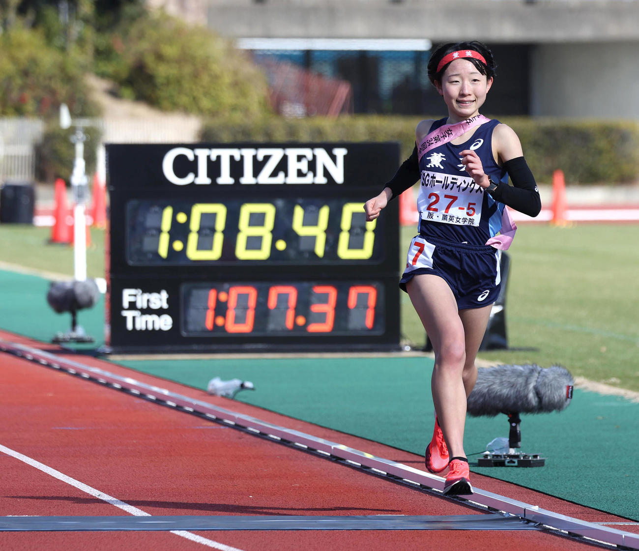 全国高校駅伝・女子　6位でゴールする薫英女学院アンカー薮谷奈瑠（撮影・白石智彦）