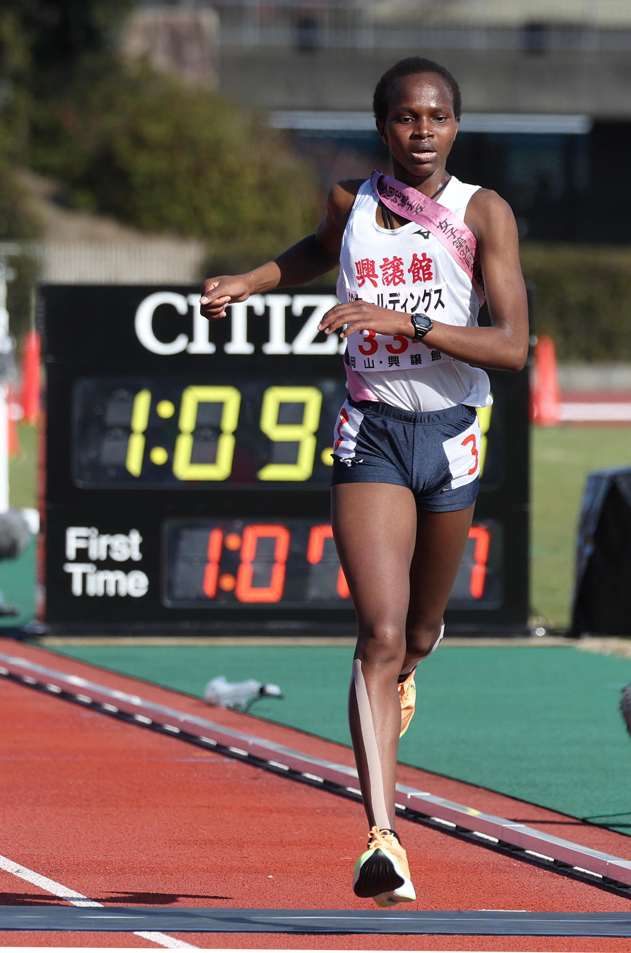 全国高校駅伝・女子　8位でゴールする興譲館アンカーチェボティビン・カドゴ（撮影・白石智彦）