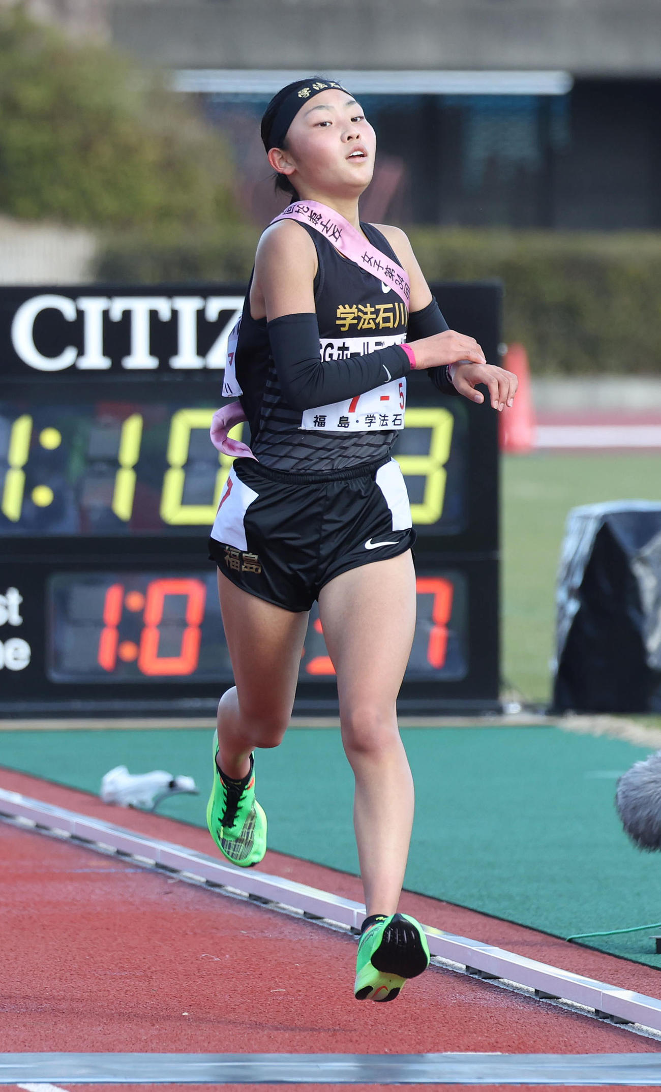 全国高校駅伝・女子　10位でゴールする学法石川アンカー山田桃子（撮影・白石智彦）