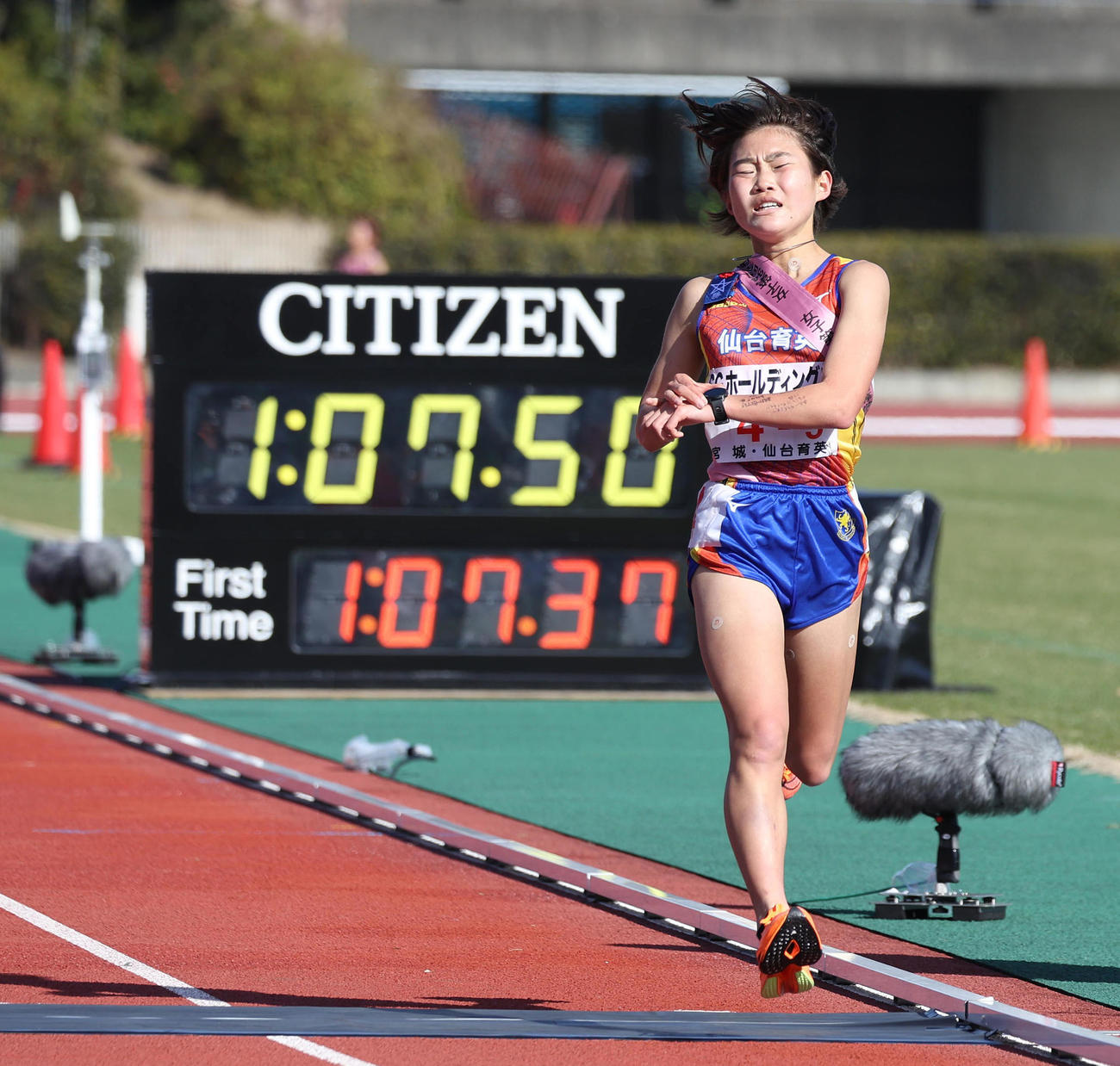 全国高校駅伝・女子　連覇を逃し2位でゴールする仙台育英アンカー細川あおい（撮影・白石智彦）